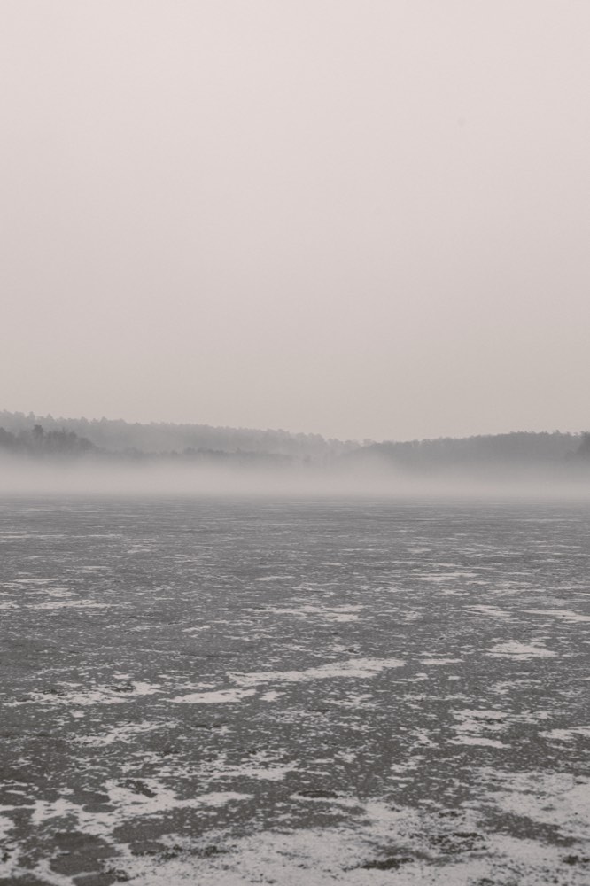 Nebel über dem zugefrorenen See