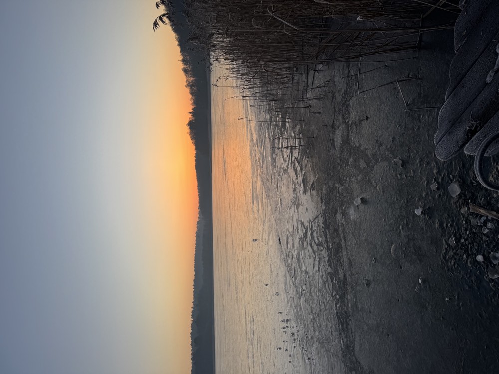 Abendlicht über dem zugefrorenen Schermützelsee