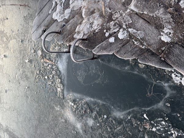 Eisloch am Steg